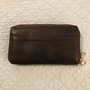 Vintage Paul & Taylor leather double zippered expandable wallet. Chocolate brown